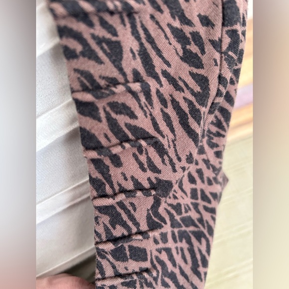 ❤️Dana Buchman Signature Briown Animal Print 3/4 Sleeve Top XS - Picture 4 of 6